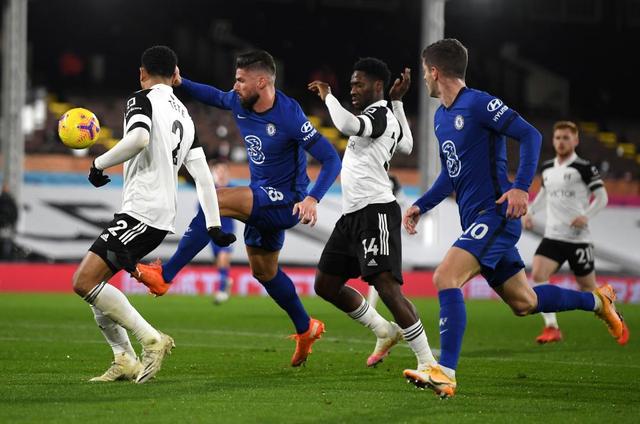 有伤风化🫣！湖人场边的美女观众对着镜头秀美腿并不断抚摸自己