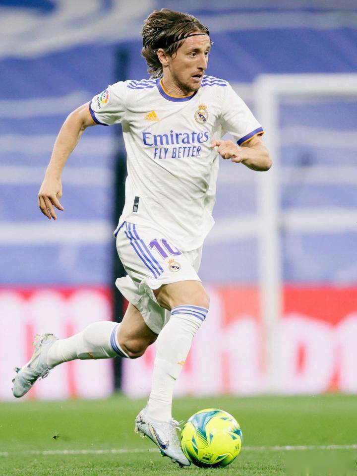 伊恩-赖特喷女足欧冠场地：让姑娘们在这样的球